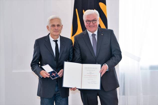Dr. Dr. Rainald Goetz;Vergabe Bundesverdienstkreuz durch den Bundespräsidenten Frank-Walter Steinmeier an insgesamt 29 Persönlichkeiten im Schloss Bellevue - Verdienstorden der Bundesrepublik Deutschland, Berlin Berlin Deutschland Schloss Bellevue