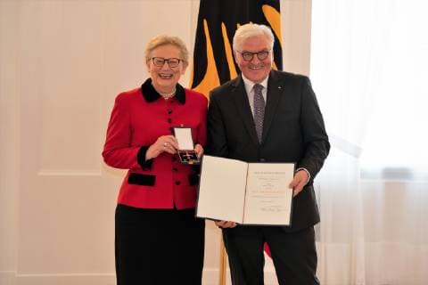 Rechtsanwältin Ellen Lorenz;Vergabe Bundesverdienstkreuz durch den Bundespräsidenten Frank-Walter Steinmeier an insgesamt 29 Persönlichkeiten im Schloss Bellevue - Verdienstorden der Bundesrepublik Deutschland, Berlin Berlin Deutschland Schloss Bellevue