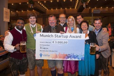 Muenchen, Oktoberfest 2018, Munich Startup Award im Schottenhamel Festzelt, Bits&Pretzls: Der Gewinner des Munich Startup Award ist Inveox. Die beiden Gruender heißen Maria Driesel und Dominik Sievert. Ueberreicht durch Festleiter und Buergermeister Josef Schmid