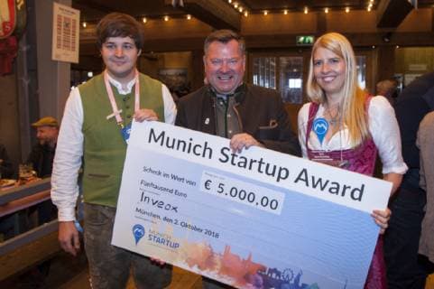 Muenchen, Oktoberfest 2018, Munich Startup Award im Schottenhamel Festzelt, Bits&Pretzls: Der Gewinner des Munich Startup Award ist Inveox. Die beiden Gruender heißen Maria Driesel und Dominik Sievert. Ueberreicht durch Festleiter und Buergermeister Josef Schmid
