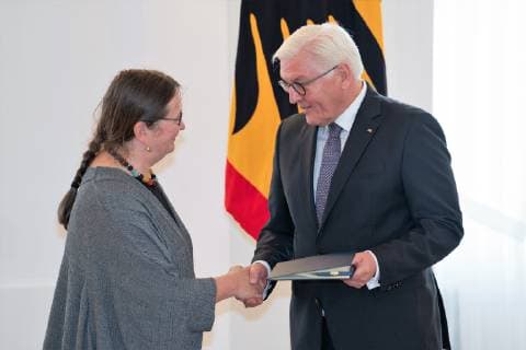 Anne Birkenhauer-Molad aus Jerusalem;Vergabe Bundesverdienstkreuz durch den Bundespräsidenten Frank-Walter Steinmeier an insgesamt 29 Persönlichkeiten im Schloss Bellevue - Verdienstorden der Bundesrepublik Deutschland, Berlin Berlin Deutschland Schloss Bellevue