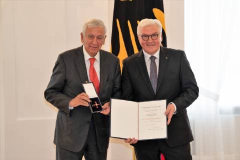 Prof. Dr. Michael Naumann, Kulturstaatsminister d.D.;Vergabe Bundesverdienstkreuz durch den Bundespräsidenten Frank-Walter Steinmeier an insgesamt 29 Persönlichkeiten im Schloss Bellevue - Verdienstorden der Bundesrepublik Deutschland, Berlin Berlin Deutschland Schloss Bellevue