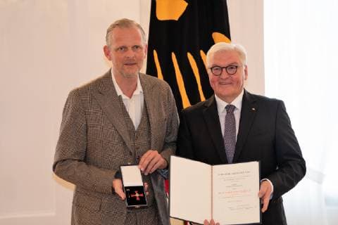 Thomas Ostermeier, künstlerischer Leiter der Schaubühne in Berlin;Vergabe Bundesverdienstkreuz durch den Bundespräsidenten Frank-Walter Steinmeier an insgesamt 29 Persönlichkeiten im Schloss Bellevue - Verdienstorden der Bundesrepublik Deutschland, Berlin Berlin Deutschland Schloss Bellevue