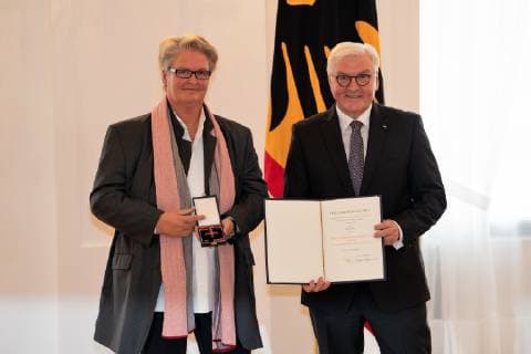 Betriebsratsvorsitzende Heike Prieß;Vergabe Bundesverdienstkreuz durch den Bundespräsidenten Frank-Walter Steinmeier an insgesamt 29 Persönlichkeiten im Schloss Bellevue - Verdienstorden der Bundesrepublik Deutschland, Berlin Berlin Deutschland Schloss Bellevue