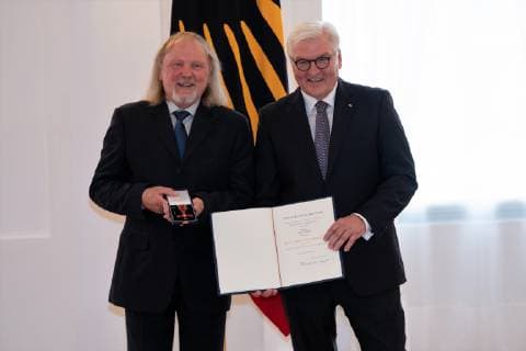 Gert Weber, Maler und Restaurator;Vergabe Bundesverdienstkreuz durch den Bundespräsidenten Frank-Walter Steinmeier an insgesamt 29 Persönlichkeiten im Schloss Bellevue - Verdienstorden der Bundesrepublik Deutschland, Berlin Berlin Deutschland Schloss Bellevue