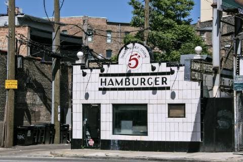 Kleiner Hamburger Imbiss auf der North Ashland Avenue, Wicker Park, Chicago, Illinois, USA *** Small Hamburger Takeaway on North Ashland Avenue Wicker Park Chicago Illinois USA