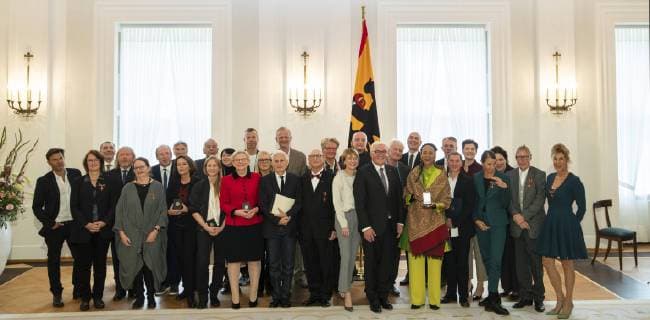 Entertainment Bilder der Woche KW40 Entertainment Bilder des Tages Bundespraesident Frank-Walter Steinmeier (11R) und seine Frau Buedenbender (13R) posieren fuer ein Gruppenfoto mit den Empfaenger des Verdienstkreuzes des Verdienstordens der Bundesrepublik Deutschland im Schloss Bellevue in Berlin am 2. Oktober 2018. Verleihung von Verdienstorden in Berlin