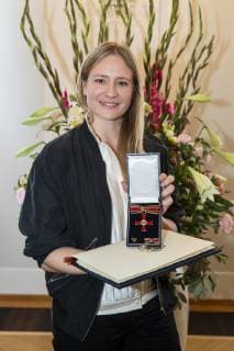 Julia Jentsch posiert fuer ein Bild mit dem Verdienstkreuz des Verdienstordens der Bundesrepublik Deutschland im Schloss Bellevue in Berlin am 2. Oktober 2018. Verleihung von Verdienstorden in Berlin