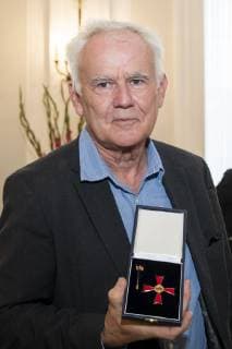 Jim Rakete posiert fuer ein Bild mit dem Verdienstkreuz des Verdienstordens der Bundesrepublik Deutschland im Schloss Bellevue in Berlin am 2. Oktober 2018. Verleihung von Verdienstorden in Berlin