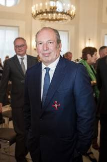 Hans Zimmer posiert fuer ein Bild nach der Verleihung des Verdienstkreuzes des Verdienstordens der Bundesrepublik Deutschland im Schloss Bellevue in Berlin am 2. Oktober 2018. Verleihung von Verdienstorden in Berlin