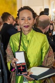 Jocelyn Smith posiert fuer ein Bild mit dem Verdienstkreuz des Verdienstordens der Bundesrepublik Deutschland im Schloss Bellevue in Berlin am 2. Oktober 2018. Verleihung von Verdienstorden in Berlin