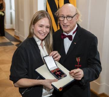 Julia Jentsch (L) und Otto Waalkes (R) posiert fuer ein Bild mit dem Verdienstkreuz des Verdienstordens der Bundesrepublik Deutschland im Schloss Bellevue in Berlin am 2. Oktober 2018. Verleihung von Verdienstorden in Berlin