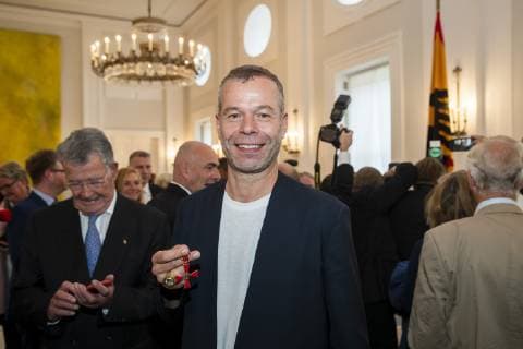 Wolfgang Tillmans posiert fuer ein Bild nach der Verleihung des Verdienstkreuzes des Verdienstordens der Bundesrepublik Deutschland im Schloss Bellevue in Berlin am 2. Oktober 2018. Verleihung von Verdienstorden in Berlin