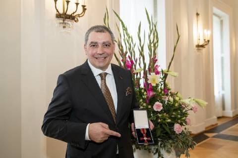 Sternekoch Christian Bau posiert fuer ein Bild mit dem Verdienstkreuz des Verdienstordens der Bundesrepublik Deutschland im Schloss Bellevue in Berlin am 2. Oktober 2018. Verleihung von Verdienstorden in Berlin