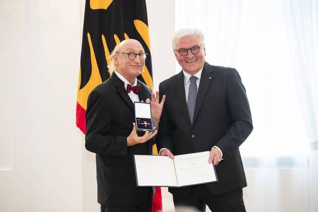 Entertainment Bilder der Woche KW40 Entertainment Bilder des Tages Bundespraesident Frank-Walter Steinmeier verleiht den Verdienstkreuz des Verdienstordens der Bundesrepublik Deutschland an Otto Waalkes im Schloss Bellevue in Berlin am 2. Oktober 2018. Verleihung von Verdienstorden in Berlin *** Federal President Frank Walter Steinmeier awards the Cross of Merit of the Order of Merit of the Federal Republic of Germany to Otto Waalkes at Schloss Bellevue in Berlin on 2 October 2018 Award of Merit in Berlin