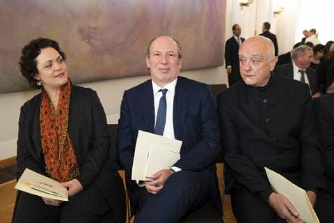 (L-R) Tabea Zimmermann, Hans Zimmer und Frank Michael Zeidler vor der Verleihung des Verdienstkreuzes des Verdienstordens der Bundesrepublik Deutschland im Schloss Bellevue in Berlin am 2. Oktober 2018. Verleihung von Verdienstorden in Berlin