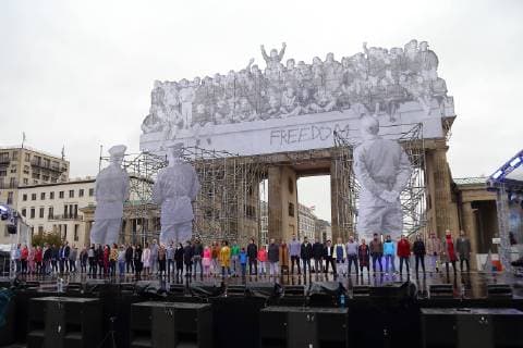 Entertainment Bilder der Woche KW40 Entertainment Bilder des Tages Performer des Maxim-Gorki-Theater während der Fotoprobe für das Stück Grundgesetz am Brandenburger Tor in Berlin. Premiere ist am 3. Oktober 2018. Ein chorischer Stresstest von Marta Gornicka. Bühne Robert Rumas. Kostüme Isabell Reisinger. Maxim Gorki Theater Berlin Grundgesetz *** Performer of the Maxim Gorki Theater during the photo rehearsal for the play Basic Law at the Brandenburg Gate in Berlin Premiere is on 3 October 2018 A choral stress test by Marta Gornicka Stage Robert Rumas Costumes Isabell Reisinger Maxim Gorki Theater Berlin Basic Law