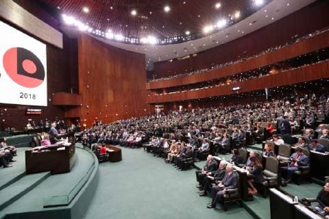 Mexiko, Jahrestag des Massakers von Tlatelolco 1968 October 2, 2018 - EUM20181002NAC03.JPG.CIUDAD DE MEXICO Anniversary Aniversario-Movimiento 68.- Aspectos de la sesion solemne en la Camara de Diputados donde la manana de este martes 2 de octubre de 2018 fue develada la inscripcion con letras de oro Al movimiento estudiantil de 1968 en el Muro del Honor de este recinto legislativo, en el marco del 50 aniversario de este hecho. Foto: Agencia EL UNIVERSAL Lucia Godinez EVZ Copyright: xLucoÂAxGodinezx