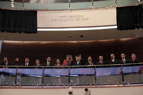 Mexiko, Jahrestag des Massakers von Tlatelolco 1968 October 2, 2018 - EUM20181002NAC08.JPG.CIUDAD DE MEXICO Anniversary Aniversario-Movimiento 68.- Aspectos de la sesion solemne en la Camara de Senadores donde la manana de este martes 2 de octubre de 2018 fue develada la inscripcion con letras de oro Al movimiento estudiantil de 1968 en el primer balcon del Salon de Plenos, en el marco del 50 aniversario de este hecho. Foto: Agencia EL UNIVERSAL Juan Carlos Reyes Garcia EVZ Copyright: xJuanxCarlosxReyesxGarcoÂ­Ax