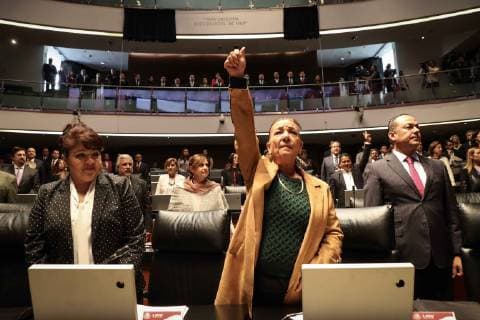 Mexiko, Jahrestag des Massakers von Tlatelolco 1968 October 2, 2018 - EUM20181002NAC09.JPG.CIUDAD DE MEXICO Anniversary Aniversario-Movimiento 68.- Aspectos de la sesion solemne en la Camara de Senadores donde la manana de este martes 2 de octubre de 2018 fue develada la inscripcion con letras de oro Al movimiento estudiantil de 1968 en el primer balcon del Salon de Plenos, en el marco del 50 aniversario de este hecho. Foto: Agencia EL UNIVERSAL Juan Carlos Reyes Garcia EVZ Copyright: xJuanxCarlosxReyesxGarcoÂ­Ax