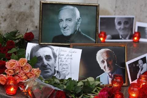 Entertainment Bilder der Woche KW40 News Bilder des Tages October 2, 2018 - Kiev, Ukraine - Flowers and candles are seen in tribute to late French singer and actor CHARLES AZNAVOUR in front of the French Embassy in Kiev, Ukraine, 02 October 2018. Charles Aznavour has died aged 94 in his house on 01 October 2018. Kiev Ukraine - ZUMAg194 20181002_zap_g194_012 Copyright: xSergxGlovnyx
