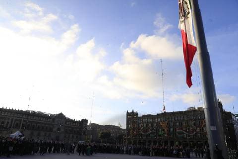 Mexiko, Jahrestag des Massakers von Tlatelolco 1968 October 2, 2018 - EUM20181002NAC20.JPG.CIUDAD DE MEXICO Anniversary Aniversario-Movimiento 68.- 2 de octubre de 2018. En la explanada del Zocalo de la Ciudad de Mexico representantes de los tres poderes politicos, izan la bandera a media asta y realizan guardia de honor en memoria de las personas fallecidas durante el movimiento estudiantil de 1968, a 50 anos del hecho. Foto: Agencia EL UNIVERSAL EVZ. Copyright: xIrvinxOlivaresx