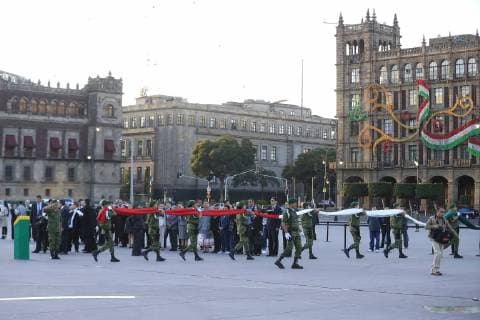 Mexiko, Jahrestag des Massakers von Tlatelolco 1968 October 2, 2018 - EUM20181002NAC19.JPG.CIUDAD DE MEXICO Anniversary Aniversario-Movimiento 68.- 2 de octubre de 2018. En la explanada del Zocalo de la Ciudad de Mexico representantes de los tres poderes politicos, izan la bandera a media asta y realizan guardia de honor en memoria de las personas fallecidas durante el movimiento estudiantil de 1968, a 50 anos del hecho. Foto: Agencia EL UNIVERSAL EVZ. Copyright: xIrvinxOlivaresx