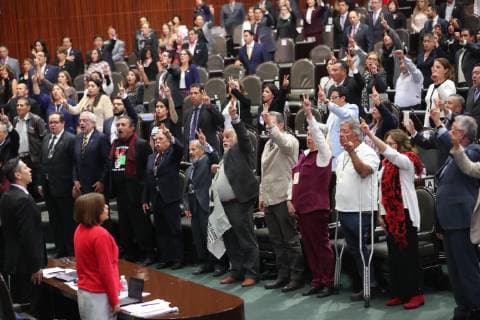 Mexiko, Jahrestag des Massakers von Tlatelolco 1968 October 2, 2018 - EUM20181002NAC31.JPG.CIUDAD DE MEXICO Anniversary Aniversario-Movimiento 68.- El rector de la UNAM, Enrique Graue e integrantes del Comite 68, durante la sesion solemne en el recinto legislativo de San Lazaro, donde este martes 2 de octubre de 2018 fue develada la inscripcion con letras de oro Al movimiento estudiantil de 1968 en el Muro del Honor, en el marco del 50 aniversario de este hecho. Foto: Agencia EL UNIVERSAL Lucia Godinez RCC. Copyright: xLucoÂAxGodinezx