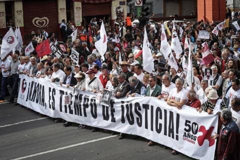Mexiko, Jahrestag des Massakers von Tlatelolco 1968 October 2, 2018 - EUM20181002NAC37.JPG.CIUDAD DE MEXICO Anniversary Aniversario-Movimiento 68. - 2 de octubre de 2018.- Encabezados por miembros del Comite 68, estudiantes marchan la tarde de este martes hacia el zocalo capitalino, en conmemoracion por los 50 anos de la masacre estudiantil en la Plaza de las Tres Culturas en Tlatelolco. Foto: Agencia EL UNIVERSAL Juan Carlos Reyes RCC. Copyright: xJuanxCarlosxReyesxGarciax