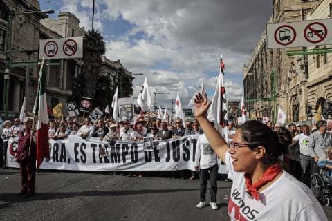 Mexiko, Jahrestag des Massakers von Tlatelolco 1968 October 2, 2018 - EUM20181002NAC42.JPG.CIUDAD DE MEXICO Anniversary Aniversario-Movimiento 68. - 2 de octubre de 2018.- Manifestantes marchan la tarde de este martes hacia el zocalo capitalino, en conmemoracion por los 50 anos de la masacre estudiantil en la Plaza de las Tres Culturas en Tlatelolco. Foto: Agencia EL UNIVERSAL Juan Carlos Reyes RCC. Copyright: xJuanxCarlosxReyesxGarciax