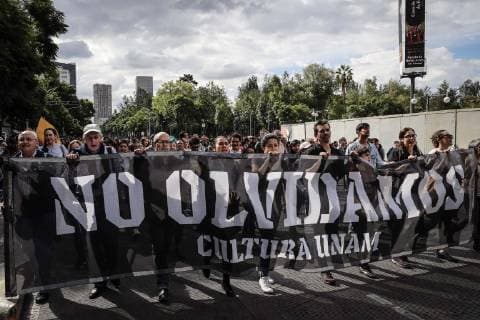 Mexiko, Jahrestag des Massakers von Tlatelolco 1968 October 2, 2018 - EUM20181002NAC41.JPG.CIUDAD DE MEXICO Anniversary Aniversario-Movimiento 68. - 2 de octubre de 2018.- Manifestantes marchan la tarde de este martes hacia el zocalo capitalino, en conmemoracion por los 50 anos de la masacre estudiantil en la Plaza de las Tres Culturas en Tlatelolco. Foto: Agencia EL UNIVERSAL Juan Carlos Reyes RCC. Copyright: xJuanxCarlosxReyesxGarciax