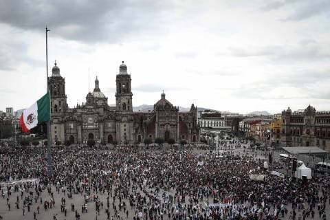 Mexiko, Jahrestag des Massakers von Tlatelolco 1968 October 2, 2018 - EUM20181002NAC43.JPG.CIUDAD DE MEXICO AnniversaryAniversario-Movimiento 68. - 2 de octubre de 2018.- Aspecto de la explanada del Zocalo capitalino, tras la marcha de manifestantes en conmemoracion por los 50 anos de la masacre estudiantil en la Plaza de las Tres Culturas en Tlatelolco. La bandera de Mexico luce a media asta. Foto: Agencia EL UNIVERSALJuan Carlos ReyesRCC. Copyright: xElxUniversalx