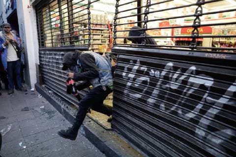 Mexiko, Jahrestag des Massakers von Tlatelolco 1968 October 2, 2018 - EUM20181002NAC52.JPG.CIUDAD DE MEXICO AnniversaryAniversario-Movimiento 68. Durante la marcha para conmemorar los 50 anos del Movimiento Estudiantil de 1968, un grupo de encapuchados realizaron actos vandalicos en comercios del Centro Historico. 2 de octubre 2018. Foto: Agencia EL UNIVERSALIvan StephensRCC. Copyright: xElxUniversalx