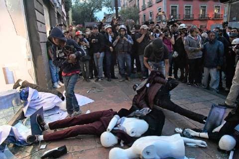 Mexiko, Jahrestag des Massakers von Tlatelolco 1968 October 2, 2018 - EUM20181002NAC52.JPG.CIUDAD DE MEXICO AnniversaryAniversario-Movimiento 68. Durante la marcha para conmemorar los 50 anos del Movimiento Estudiantil de 1968, un grupo de encapuchados realizaron actos vandalicos en comercios del Centro Historico. 2 de octubre 2018. Foto: Agencia EL UNIVERSALFrancisco RodriguezRCC. Copyright: xElxUniversalx