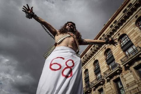 News Themen der Woche KW 40 News Bilder des Tages Mexiko, Jahrestag des Massakers von Tlatelolco 1968 October 2, 2018 - EUM20181002NAC57.JPG.CIUDAD DE MEXICO Anniversary Aniversario-Movimiento 68. - 2 de octubre de 2018.- Aspecto de la marcha de manifestantes hacia el Zocalo Capitalino en conmemoracion de los 50 anos de la represion en contra del Movimiento Estudiantil de 1968. Un sujeto ataviado como un personaje biblico exigia justicia en el Palacio Postal. Foto: Agencia EL UNIVERSAL RCC. Copyright: xJuanxCarlosxReyesxGarciax