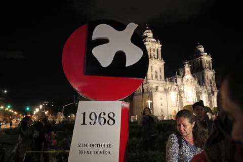 Mexiko, Jahrestag des Massakers von Tlatelolco 1968 October 2, 2018 - EUM20181002NAC58.JPG.CIUDAD DE MEXICO Anniversary Aniversario-Movimiento 68. - 2 de octubre de 2018.- Aspecto de la marcha de manifestantes hacia el Zocalo Capitalino en conmemoracion de los 50 anos de la represion en contra del Movimiento Estudiantil de 1968. Foto: Agencia EL UNIVERSAL RCC. Copyright: xIrvinxOlivaresx