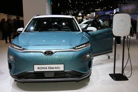 Hyundai Kona neben einer Ladesäule, Mondial Paris Motor Show 2018 (04.10.-14.10.2018, Pressetage 02. & 03.10.2018), Mondial de l™Auto l™Automobile, Paris Expo - Porte de Versailles, Paris (Frankreich), Pariser Auto Salon, Messe, Ausstellung *** Hyundai Kona next to a charging point Mondial Paris Motor Show 2018 04 10 14 10 2018 Press Day 02 03 10 2018 Mondial de l ™ Automobile ™ Automobile Paris Expo Porte de Versailles Paris France Paris Motor Show Exhibition