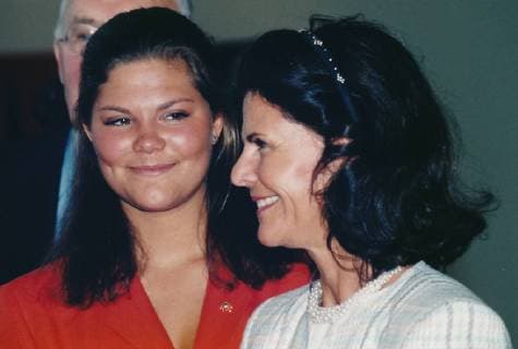 Silvia Renate Sommerlath, Königin von Schweden und Kronprinzessin Victoria am 1. 08.1995 (Aufnehmedatum geschaetzt) in Bonn. --- Silvia Renate Sommerlath, Queen of Sweden and Crown Princess Victoria on 1. 08. 1995 (estimated date of recording) in Bonn.