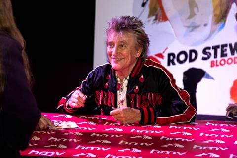 Entertainment Bilder des Tages October 3, 2018 - London, United Kingdom of Great Britain and Northern Ireland - Rod Stewart signs copies of his new album Blood Red Roses at HMV Oxford Street on October 3, 2018 in London London United Kingdom of Great Britain and Northern Ireland *** October 3 2018 London United Kingdom of Great Britain and Northern Ireland Rod Stewart signs copies of his new album Blood Red Roses at HMV Oxford Street on October 3 2018 in London London United Kingdom of Great Britain and Northern Ireland  - ZUMAny1_ 20181003_zaf_ny1_024 Copyright: xFamousx