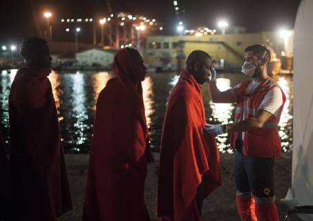 News Themen der Woche KW 40 News Bilder des Tages Spanisches Rettungsschiff bringt Flüchtlinge in Malaga an Land October 3, 2018 - Malaga, Spain - Migrants in a queue are helped by a member of the Spanish Red Cross after their arrival at the Port of Malaga. Spain™s Maritime Rescue service rescued 90 migrants aboard two dinghies at the Mediterranean Sea and brought them to Malaga Harbour, where they were assisted by the Spanish Red Cross. Malaga Spain - ZUMAs197 20181003_zaa_s197_181 Copyright: xJesusxMeridax