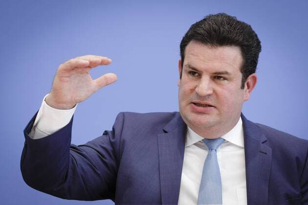 Bundesarbeitsminister Hubertus Heil, SPD, aufgenommen waehrend einer Pressekonferenz zu den Eckpunkten zum Fachkraefte-Zuwanderungsgesetz in der Bundespressekonferenz in Berlin, 02.10.2018. Berlin Deutschland