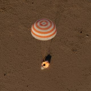 News Themen der Woche KW 40 News Bilder des Tages The Soyuz MS-08 spacecraft is seen as it lands with Expedition 56 Commander Drew Feustel and Flight Engineer Ricky Arnold of NASA, along with Flight Engineer and Soyuz Commander Oleg Artemyev of Roscosmos near the town of Zhezkazgan, Kazakhstan on October 4, 2018. Feustel, Arnold, and Artemyev are returning after 197 days in space where they served as members of the Expedition 55 and 56 crews onboard the International Space Station. NASA  WAX2018100401 BILLxINGALLS