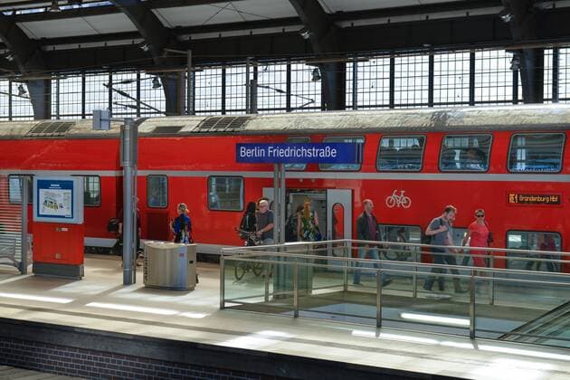 Regionalexpress, Bahnhof Friedrichstrasse, Mitte, Berlin, Deutschland