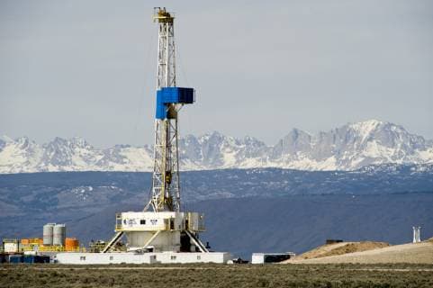 IMAGO Nature: Unsere Erde, Umweltverträgliche Herausforderungen des 21. Jahrhunderts, Fracking A rig drills for natural gas on the Pinedale anicline, with the Wind River Mountains behind. The Pinedale area in NW Wyoming is experiencing a huge natural gas boom amid fears of environmental damage to this scenic area., Pinedale Wyoming USA Copyright: TedxWood 9927600008