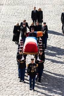 Entertainment Bilder der Woche KW40 Entertainment Bilder des Tages Relatives of French Armenian singer and songwriter Charles Aznavour : his daughters Seda (L) and Katia (3rdL), sons Nicolas (2ndL) and Mischa (2ndR) and widow Ulla and France s President Emmanuel Macron (back, L) and his wife Brigitte follow the coffin carried by French Republican Guards during the national homage at the Invalides in Paris on October 5, 2018.  Copyright: xChristophexMorinx