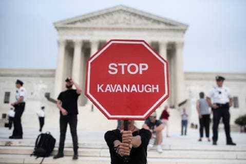 News Themen der Woche KW 40 News Bilder des Tages October 5, 2018 - Stop Kavanaugh Protesters At US Senate Offices ..A protester holds a sign calling on the Senate to Stop Kavanaugh ..Zach D Roberts..Washington DC..USA..NEW..20181005 - ZUMAr135 20181005_zap_r135_003 Copyright: xZachxRobertsx