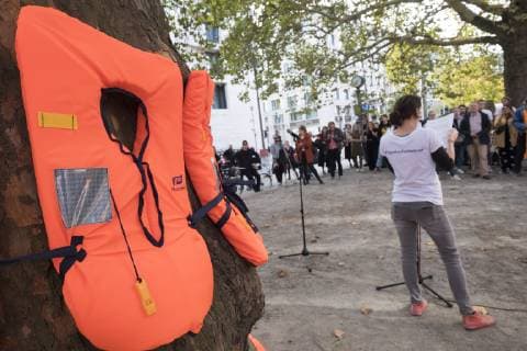 News Themen der Woche KW 40 News Bilder des Tages SOS Mediterranee protestiert vor dem Auswärtigen Amt in Berlin für mehr Unterstützung der Politik für die zivile Seenotrettung und die Rettung von Flüchtlingen auf dem Mittelmeer, nachdem Schiffen der zivilien Seenotrettung die Flagge entzogen wurde und damit eine Arbeit auf dem Mittelmeer nicht mehr möglich ist. Protest für Seenotrettung von SOS Mediterranee in Berlin