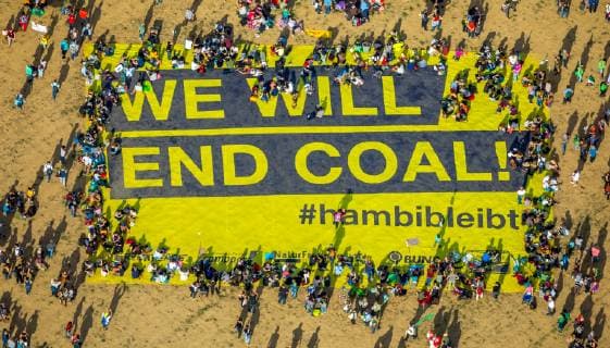 News Themen der Woche KW 40 News Bilder des Tages Luftaufnahme, Großdemonstration mit WE WILL END COAL hambibleibt Banner, gegen die Rodung des Hambacher Forstes, Hambach, Hambacher Forst, Etzweiler, Elsdorf, Braunkohlegebiet, Rheinland, Nordrhein-Westfalen, Deutschland !ACHTUNGxMINDESTHONORARx60xEURO! *** Aerial photo Giant demonstration with WE WILL END COAL hambibleeant banners against the clearing of the Hambacher forest Hambach Hambacher Forst Etzweiler Elsdorf Lignite area Rhineland North Rhine Westphalia Germany ATTENTIONxMINDESTHONORARx60xEURO