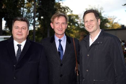 03.10.2018, Hoppegarten, Brandenburg, GER - Andreas Geisel, Senator fuer Inneres und Sport von Berlin, Gerhard Schoeningh und Georg Friedrich Prinz von Preussen (von links) im Portrait. (Andreas Geisel, aussen, Aussenaufnahme, Brandenburg, deutsch, Deutschland, Eigentuemer Galopprennbahn Hoppegarten, Europa, europaeisch, Geisel, Georg Friedrich Prinz von Preussen, Gerhard Schoeningh, Hoppegarten, Innensenator, Politik, Politiker, politisch, Portraet, Portrait, Prinz von Preussen, QF, Querformat, Schoeningh, Senat von Berlin, Senator, Sportsenator, Westeuropa, Wirtschaft) 181003D589HOPPEGARTEN.JPG *** 03 10 2018 Hoppegarten Brandenburg GER Andreas Geisel Senator for the Interior and Sport of Berlin Gerhard Schoeningh and Georg Friedrich Prince of Prussia from left to right Andreas Geisel outside Brandenburg Germany Germany Owner of the ra