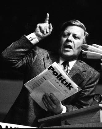 SPD-Wahlkungebung 1975 DEU, Deutschland, Dortmund: Eine Wahlkundgebung der Sozialdemokratischen Partei Deutschlands (SPD) am 23.4.1975 in der Dortmunder Westfalenhalle..Helmut Schmidt DEU, Deutschland, Dortmund: An election rally of the Social Democratic Party of Germany (SPD) on April 23, 1975 in the Westfalenhalle in Dortmund. NRW